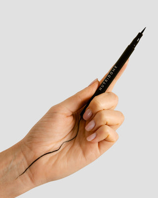 Delineador de ojos con punta fina y precisa, y pigmento natural Nutridome