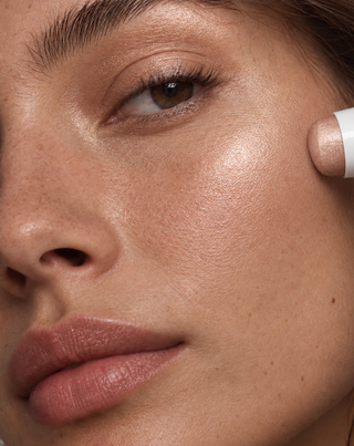 Iluminador en barra para rostro y cuerpo, brillo radiante y efecto suavizante, Champagne, Nutridome - 2