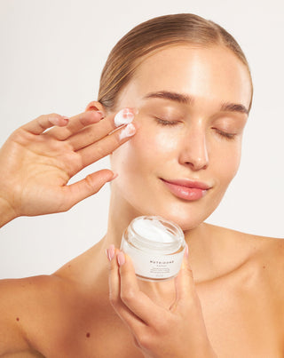 Crema facial de noche alisadora y reafirmante con ácido hialurónico Nutridome