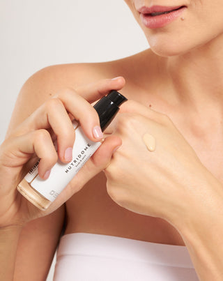 Base de maquillaje ligera, de alta cobertura, efecto mate, duración 12h, para pieles muy claras 01 Ivory Nutridome - 2