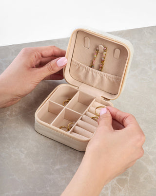 Joyero pequeño con compartimentos, ruedas y ganchos, crema Mys_1 - 2