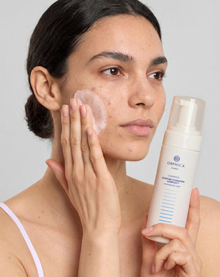 Espuma limpiadora para pieles sensibles y con tendencia acneica con betaína, pantenol y alantoína Cleansing Orphica Clinic 150 ml - 3