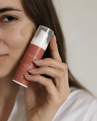 Sérum multifuncional para la piel del rostro, cuello y escote a base de té Matcha Polemika - 2