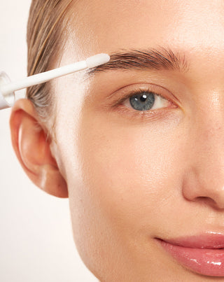 Acondicionador espesante y fortalecedor de cejas con extracto de té verde Nutridome