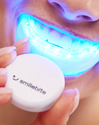 Kit de blanqueamiento dental con lámpara LED y gel blanqueador Light &amp; Bright Smilebite