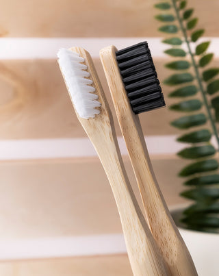 Cepillo de dientes de bambú con cerdas de nailon blanco apto para personas veganas Smilebite