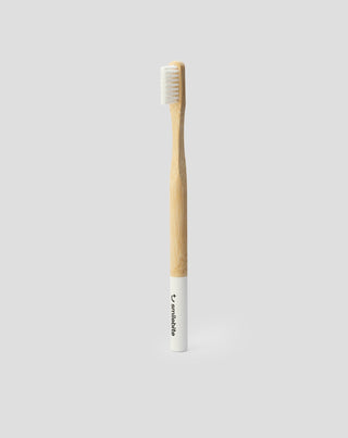 Cepillo de dientes de bambú con cerdas de nailon blanco apto para personas veganas Smilebite