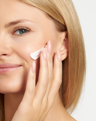 Crema facial de día con filtro SPF 20 con triple acción antiarrugas Timeless Orphica - 3