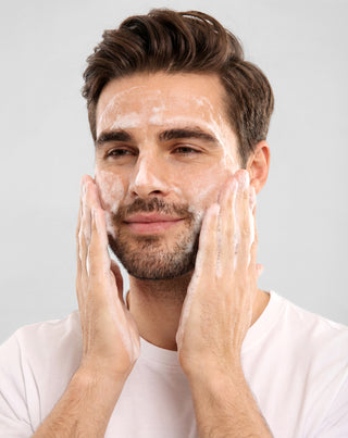 Gel limpiador facial con postbióticos y pantenol para limpiar y cuidar la barba Monolith - 3