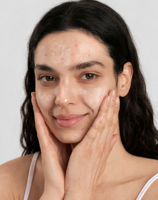 Exfoliante facial para pieles con tendencia acneica con niacinamida, pantenol, BHA y microgránulos Anti-Acne Orphica Clinic