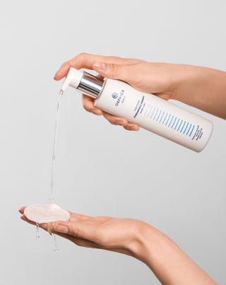 Agua micelar desmaquillante y limpiadora para pieles sensibles y con tendencia acneica con urea, ácido hialurónico y glicólico Cleansing Orphica Clinic 200 ml